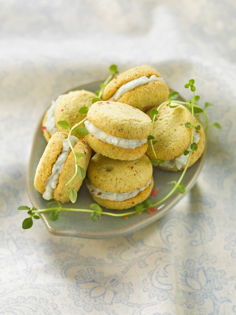 Thyme and pink peppercorn cookies filled with roquefort cream