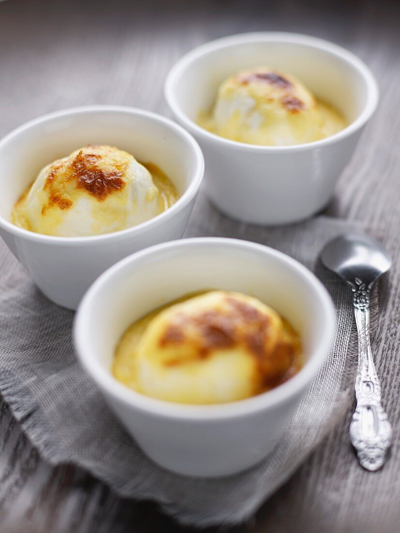Boiled eggs grilled with bechamel sauce
