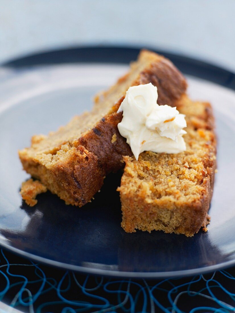 Zwei Stücke Karottenkuchen