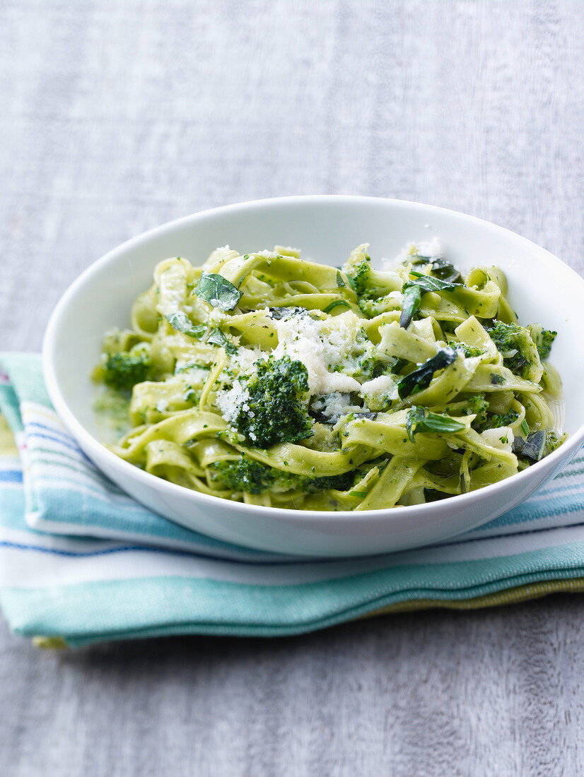 Tagliatelle ai broccoletti (Bandnudeln mit Brokkoli, Italien)