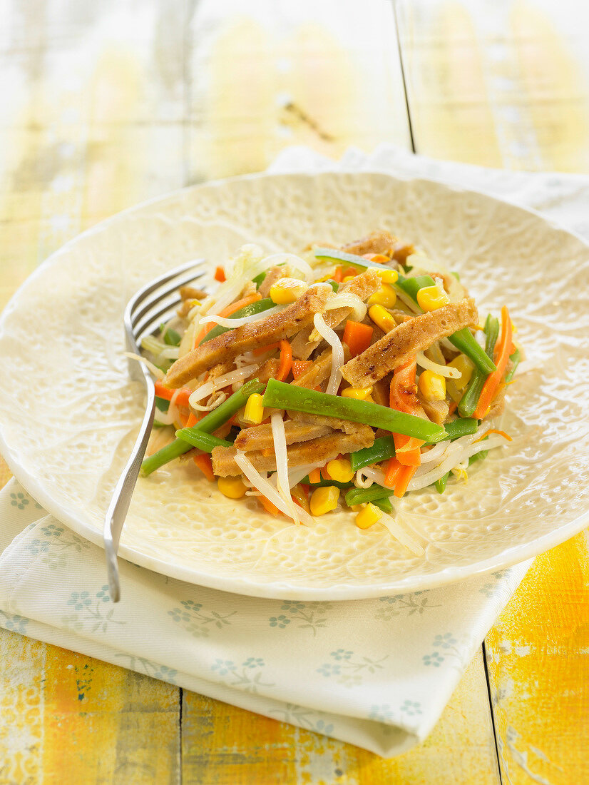 Sauteed seitan with carrots, green beans, sweet corn and beansprouts