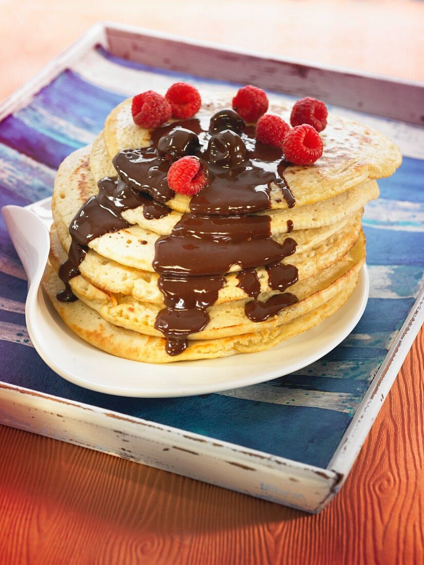 Pancakes mit Schokoladensauce und Himbeeren