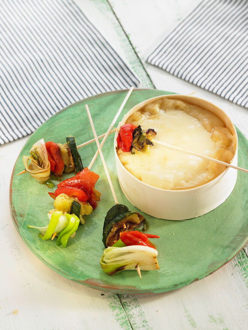 Vacherin-Fondue mit Gemüsespiesschen