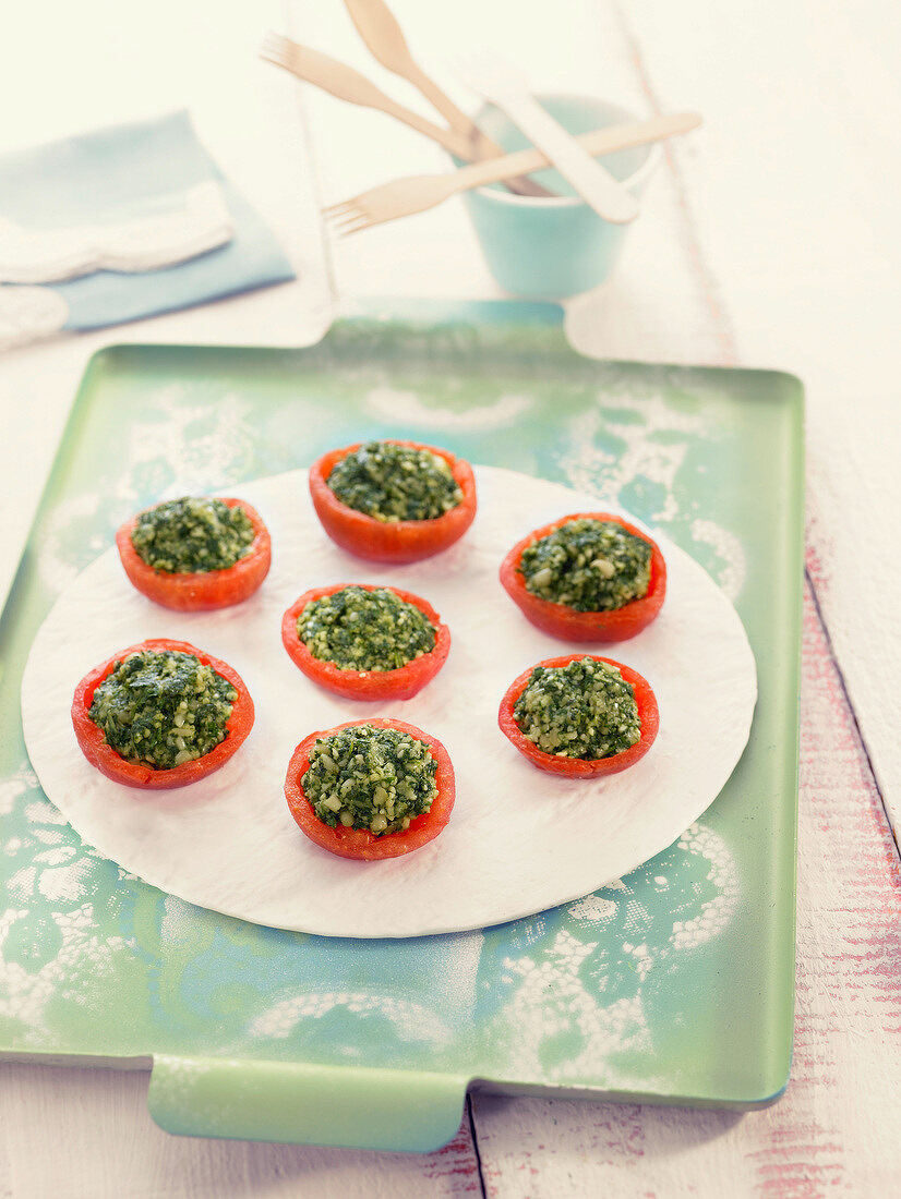 Tomaten gefüllt mit Pesto