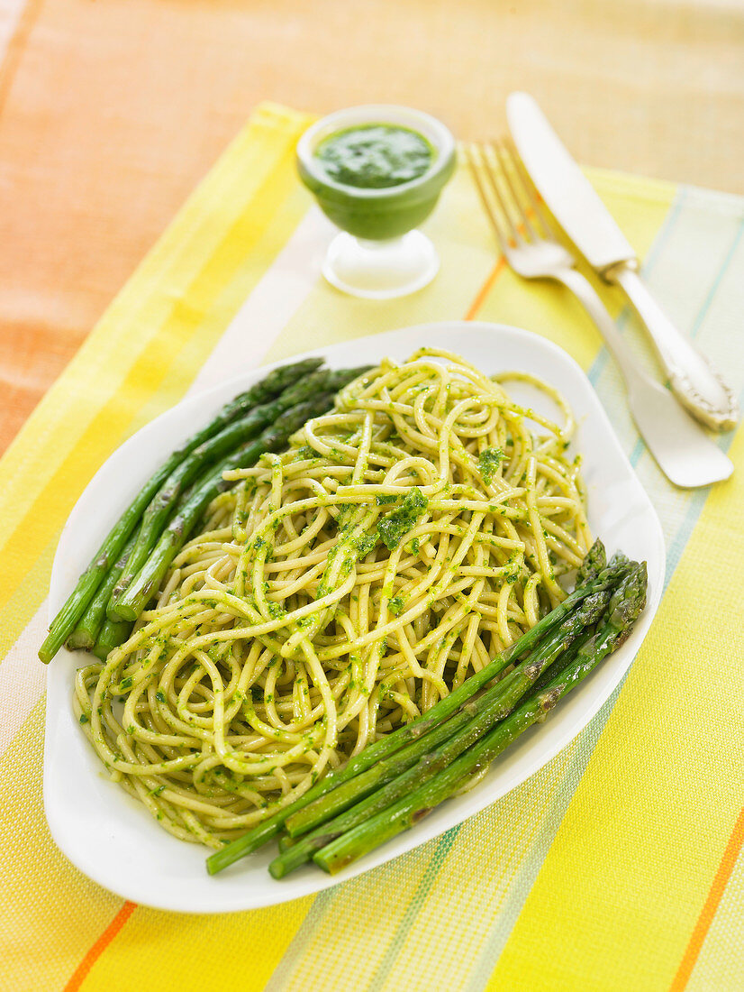 Spaghetti with asparagus and parsley sauce