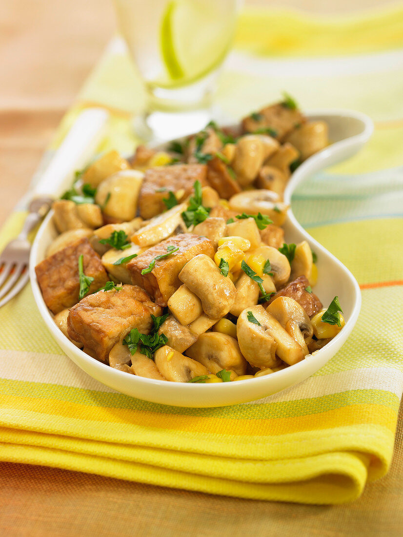 Tempeh mit Pilzen, Mais und Petersilie