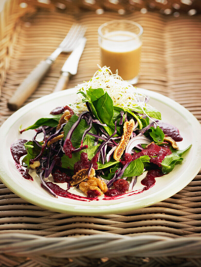 Bio-Salat mit Rotkohl, getrockneten Feigen, Walnüssen und Spinat