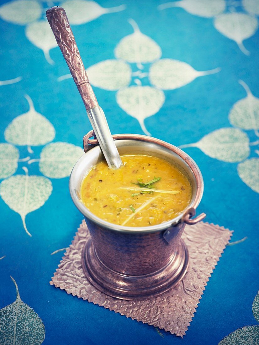 Tarka dahl (Linsengericht mit Gelbwurzel, Kreuzkümmel und Senfkörnern, Indien)