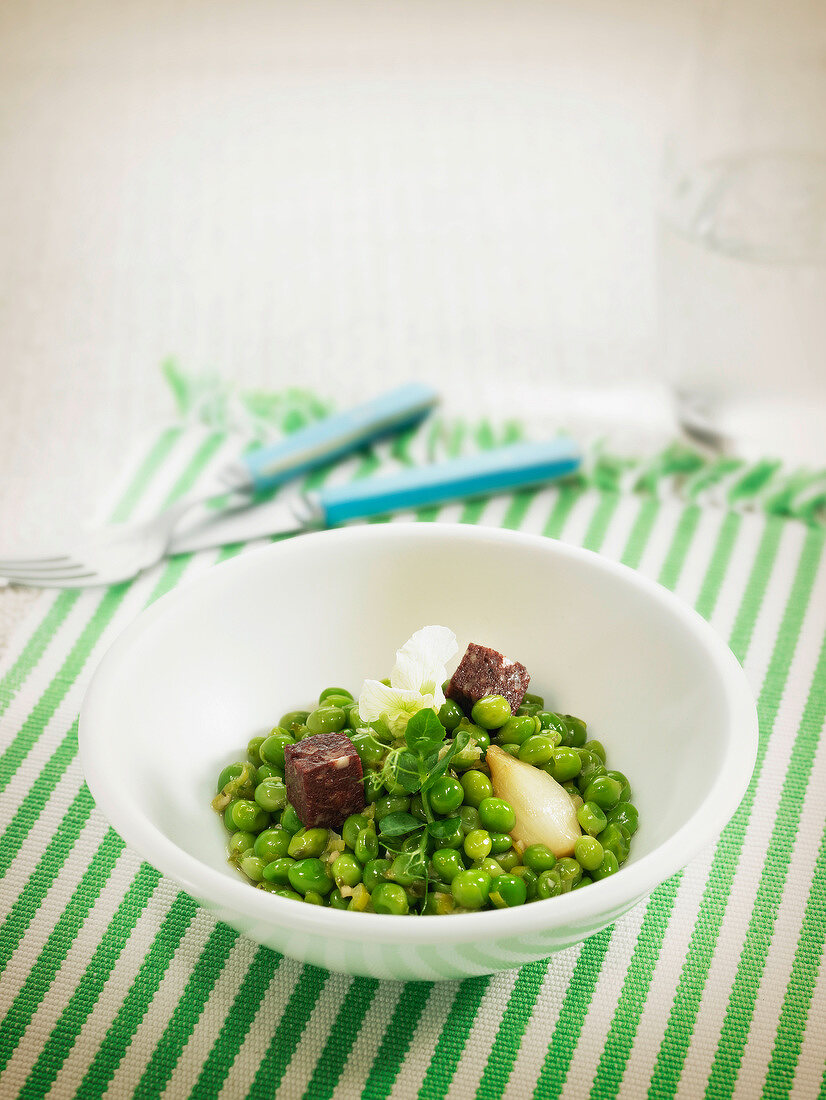 Peas and onions with Botifarra sausage