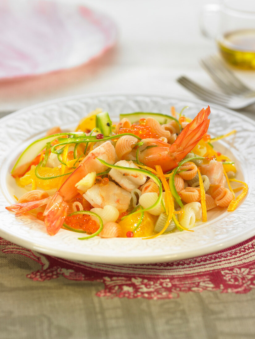 Pastasalat mit Garnelen, Orangen, Avocado, Karotten und Kaviar