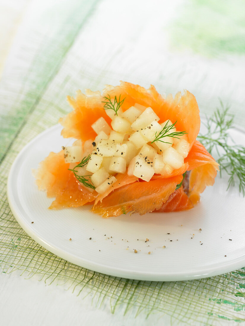 Räucherlachs mit gewürfelten Birnen und Fenchel