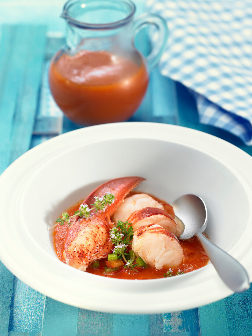 Tomaten-Paprika-Gazpacho mit Hummer