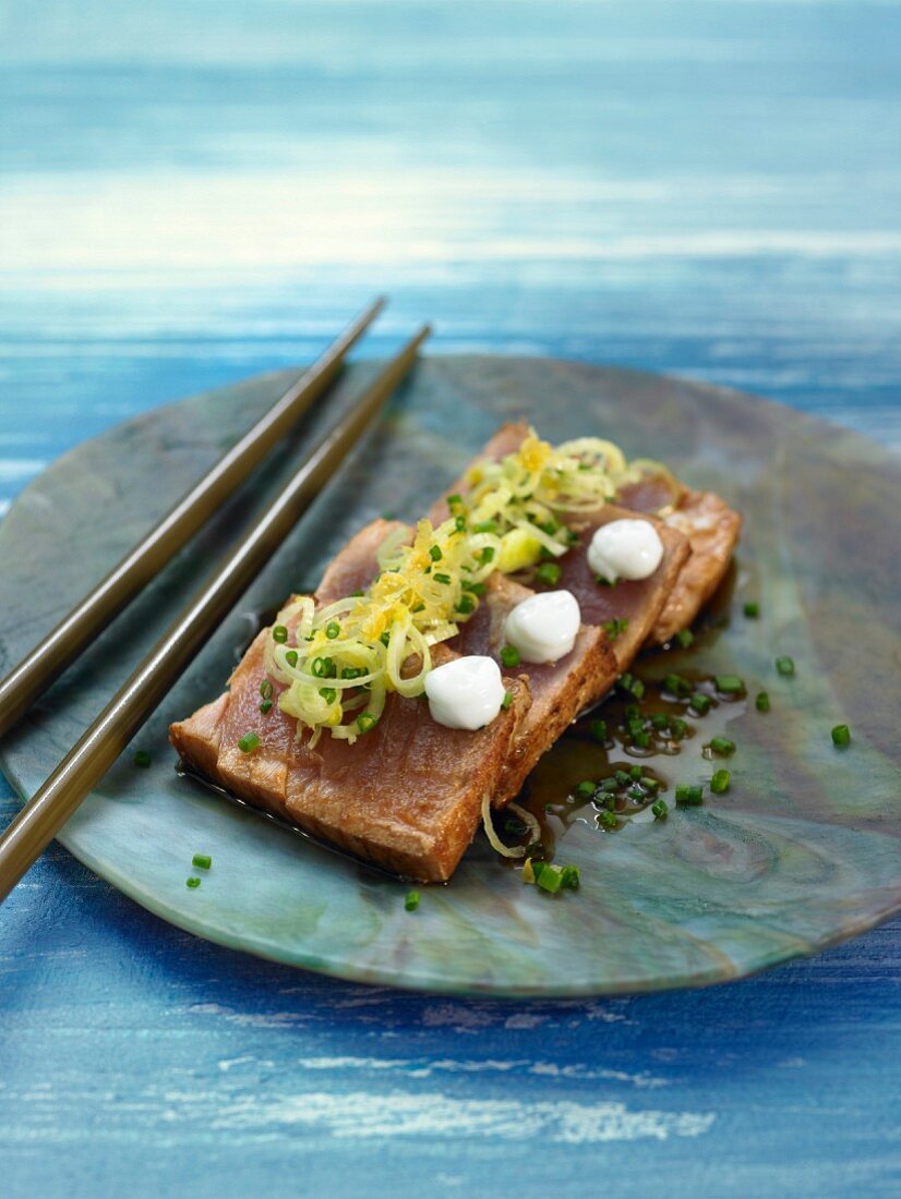 Thunfisch-Tataki mit Zitrone, Ingwer, Wasabi und Sojasauce