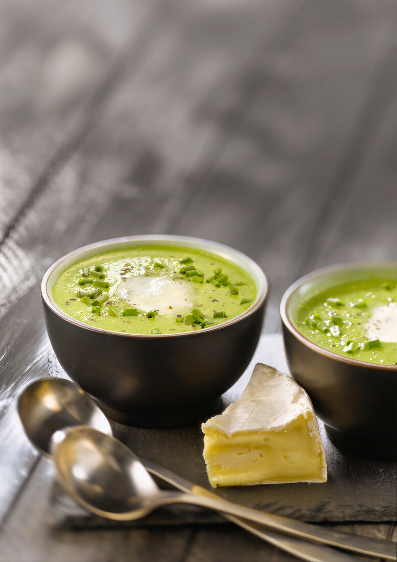 Suppe aus grünem Gemüse mit Camembert