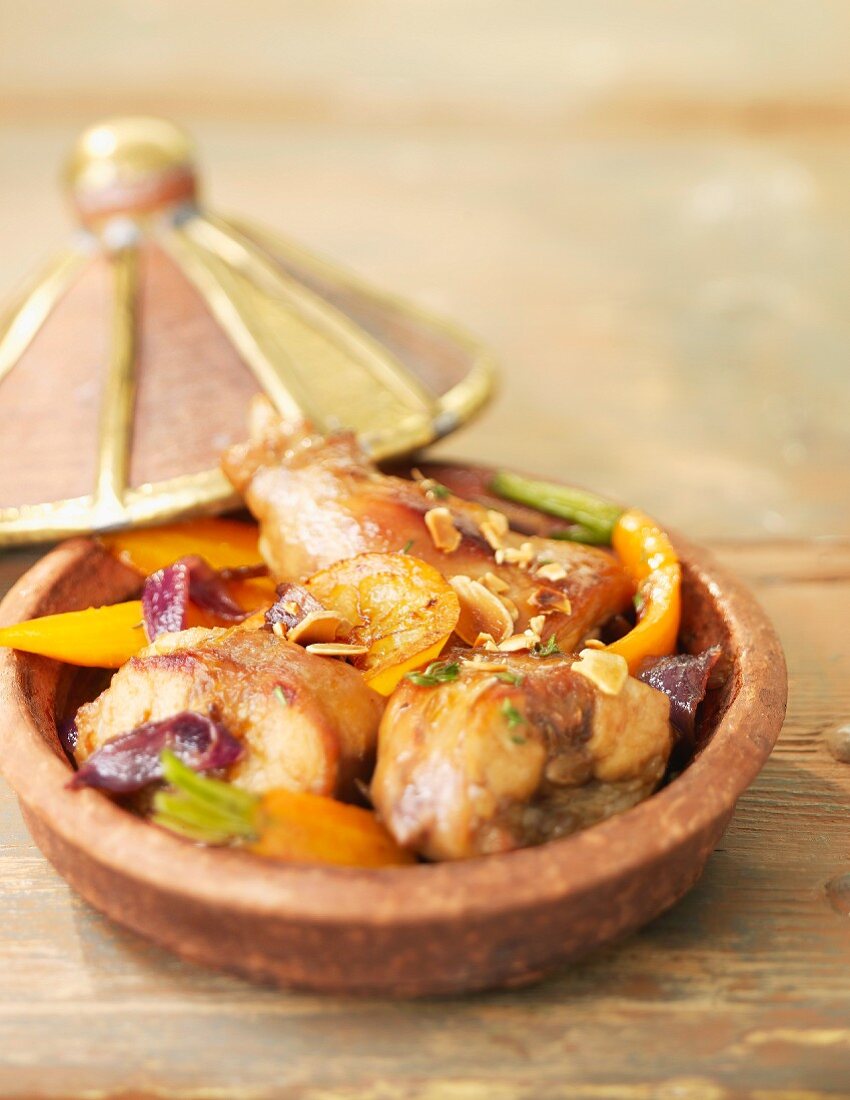 Kaninchen-Tajine mit Gemüse und Mandeln