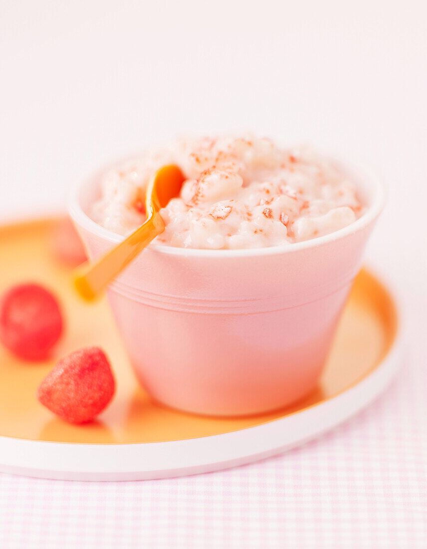 Rice pudding with strawberry Tagada candies
