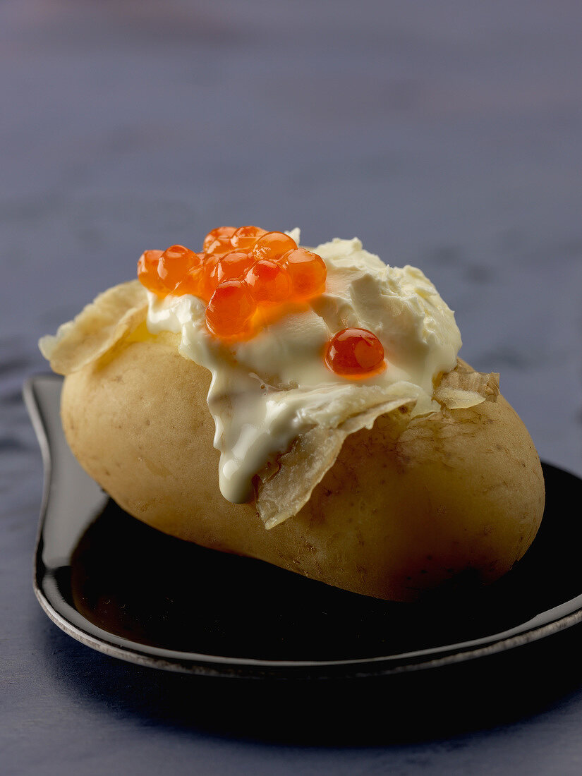 Baked potato with cream and salmon roe