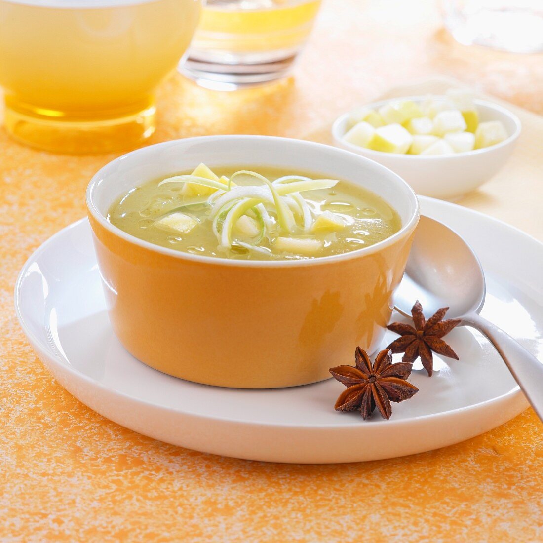 Sämige Suppe mit Lauch, Sellerie, Apfel und Sternanis