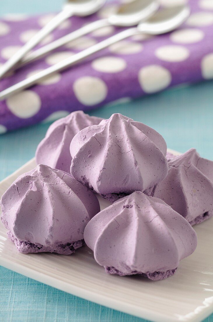 Small blueberry meringues