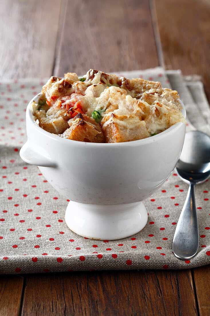 Gemüsesuppe mit Parmesan-Croûtons