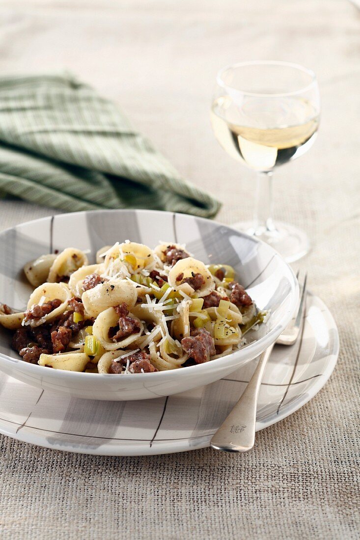 Orechiette mit Würstchen und Lauch