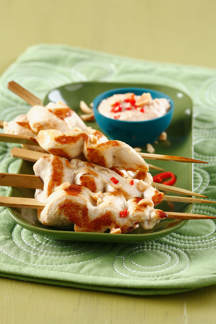 Chicken brochettes with sate sauce