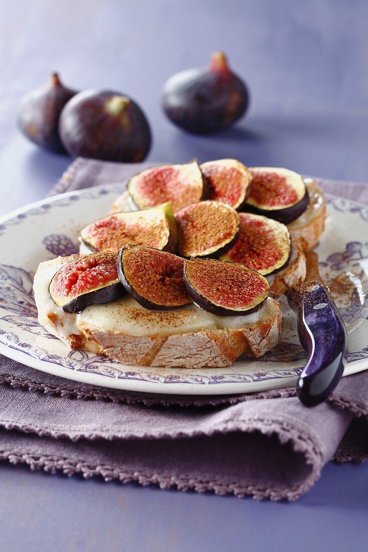 Bruschetta with gorgonzola and cinnamon-flavored figs