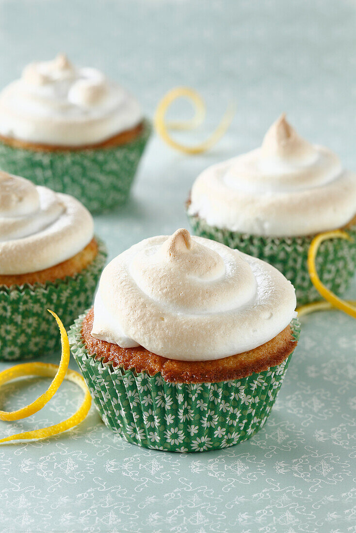 Cupcakes with lemon meringue topping