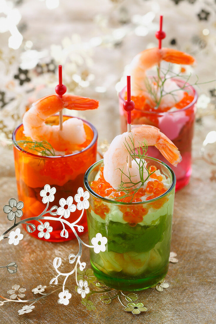 Avocadocreme in drei Gläsern mit Shrimps und Kaviar