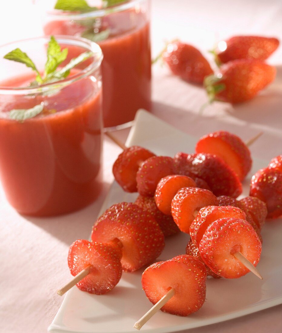 Erdbeerspiesse und Erdbeer-Coulis