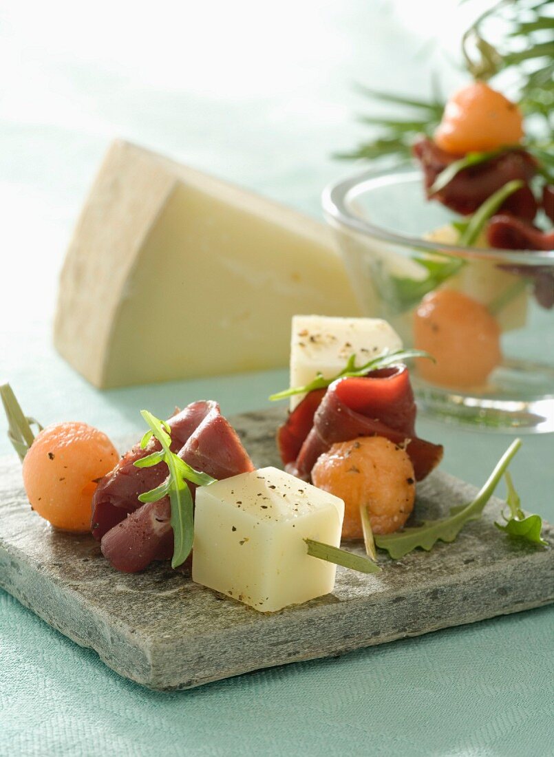 Mini Spiesse zum Aperitif mit Tomme-de-Chèvre-Käse, Melone und geräucherter Entenbrust
