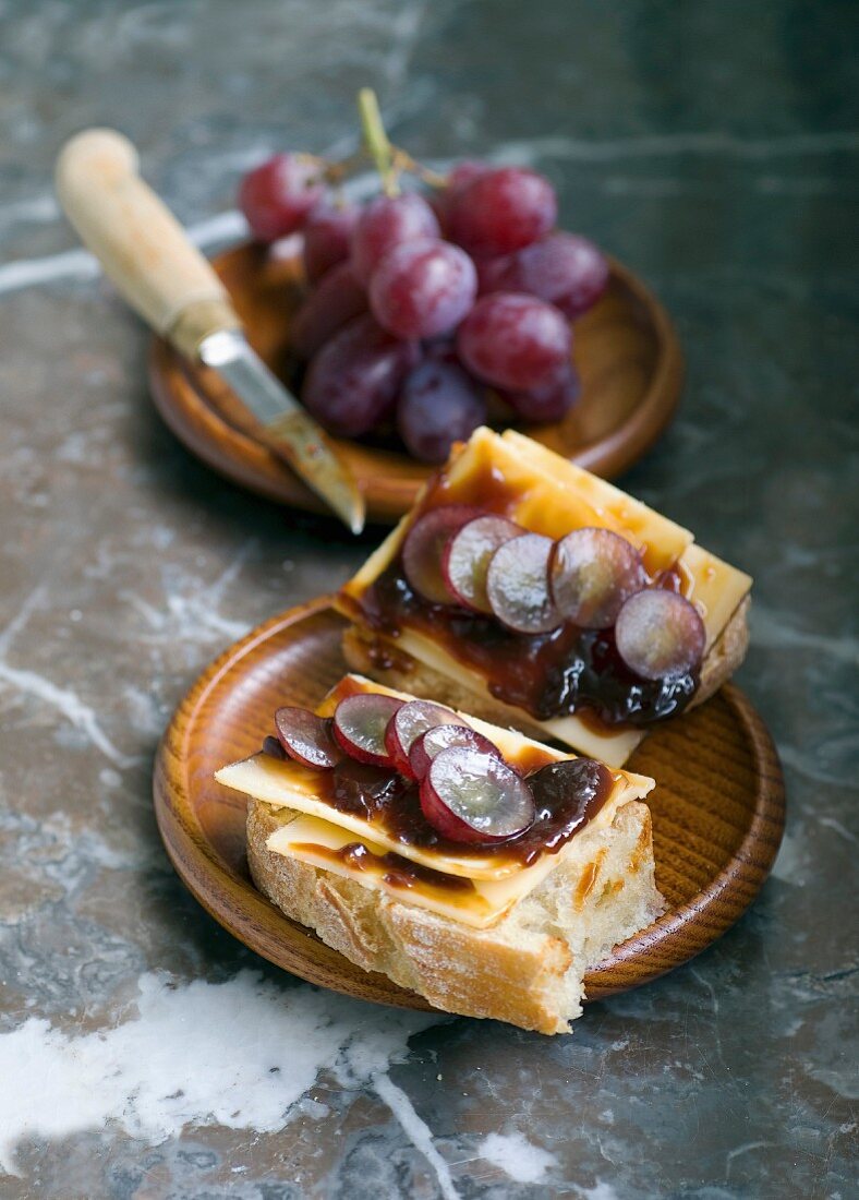 Belegtes Brot mit Vieux-Bruges-Käse, Lütticher Sirup und Trauben