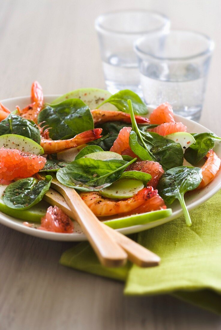 Spinatsalat mit Garnelen, Apfel und Grapefruit