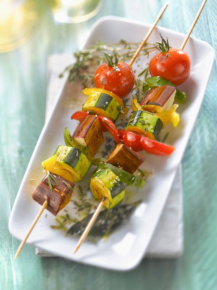 Gemüsespiesse mit Paprika, Tomaten, Zucchini und Auberginen