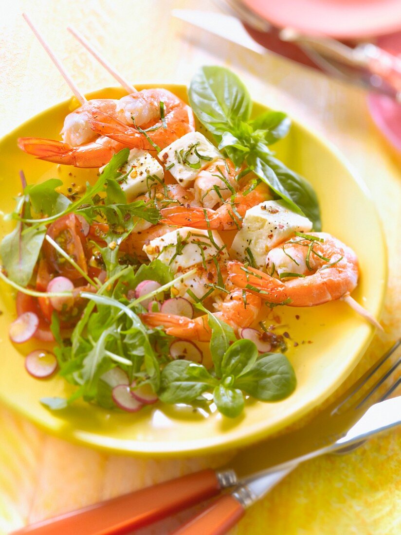 Shrimp and mozzarella brochettes with basil