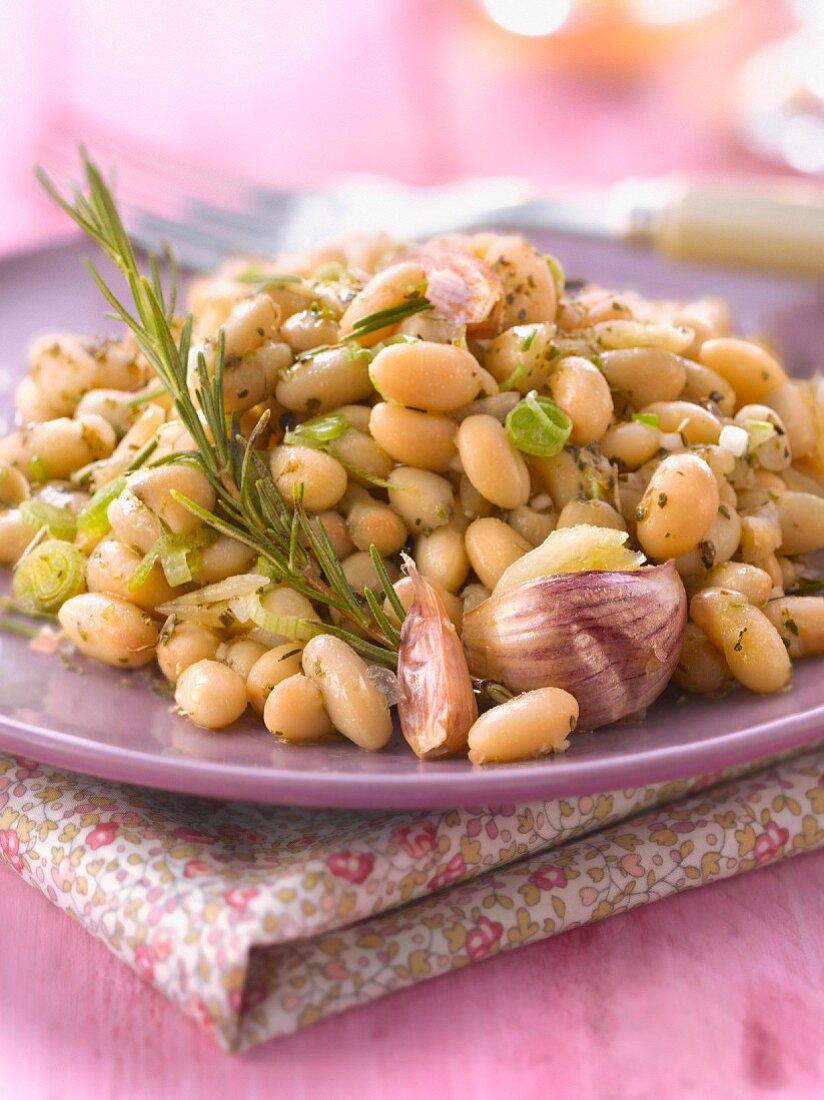 Weisser Bohnensalat mit rosa Knoblauch und Rosmarin