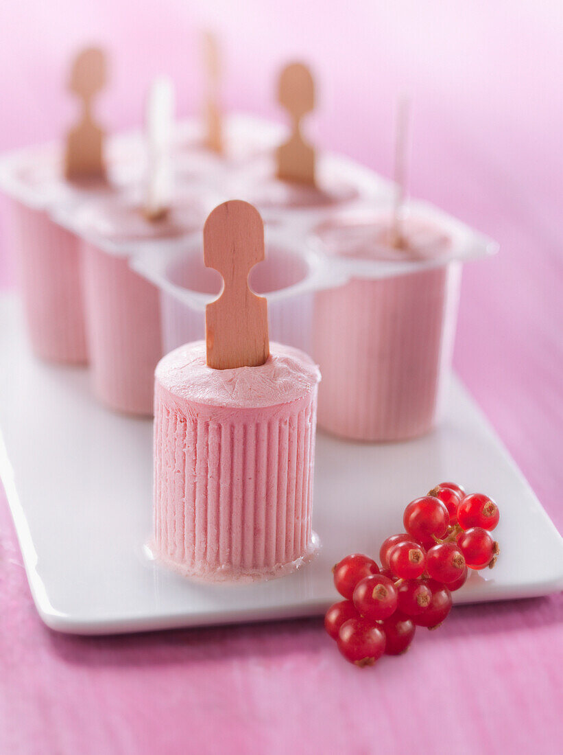 Beeren-Quark-Eis am Stiel