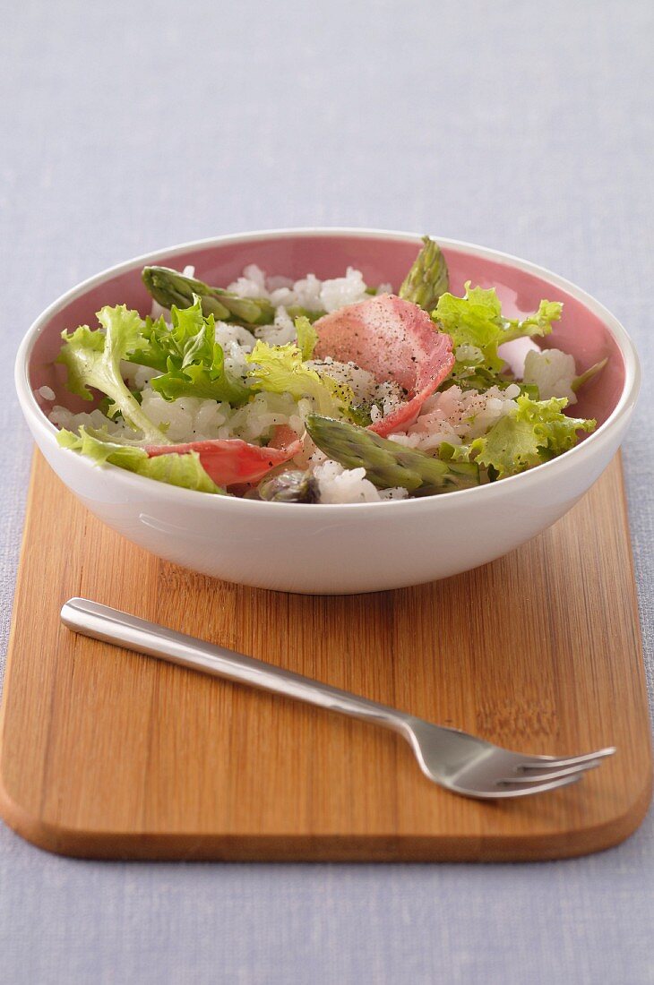 Langkornreissalat mit Speck und Spargelspitzen