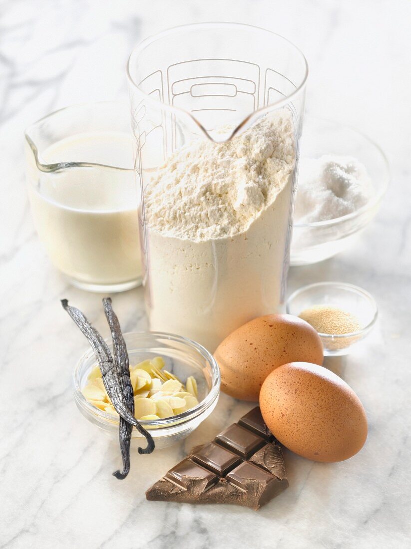 Zutaten zum Backen (Milch, Mehl, Eier, Butter, Schokolade, Vanilleschoten etc.)