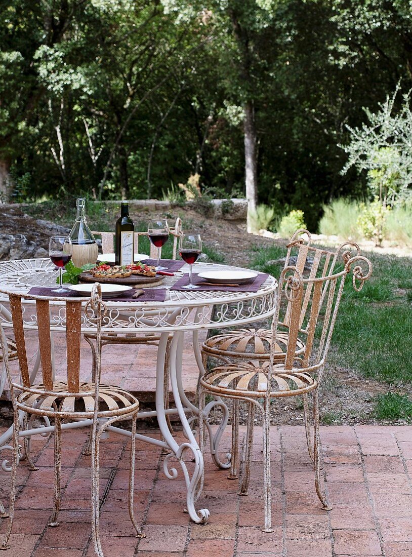 Gedeckter Tisch für das Mittagessen auf einer Terrasse in der Toskana