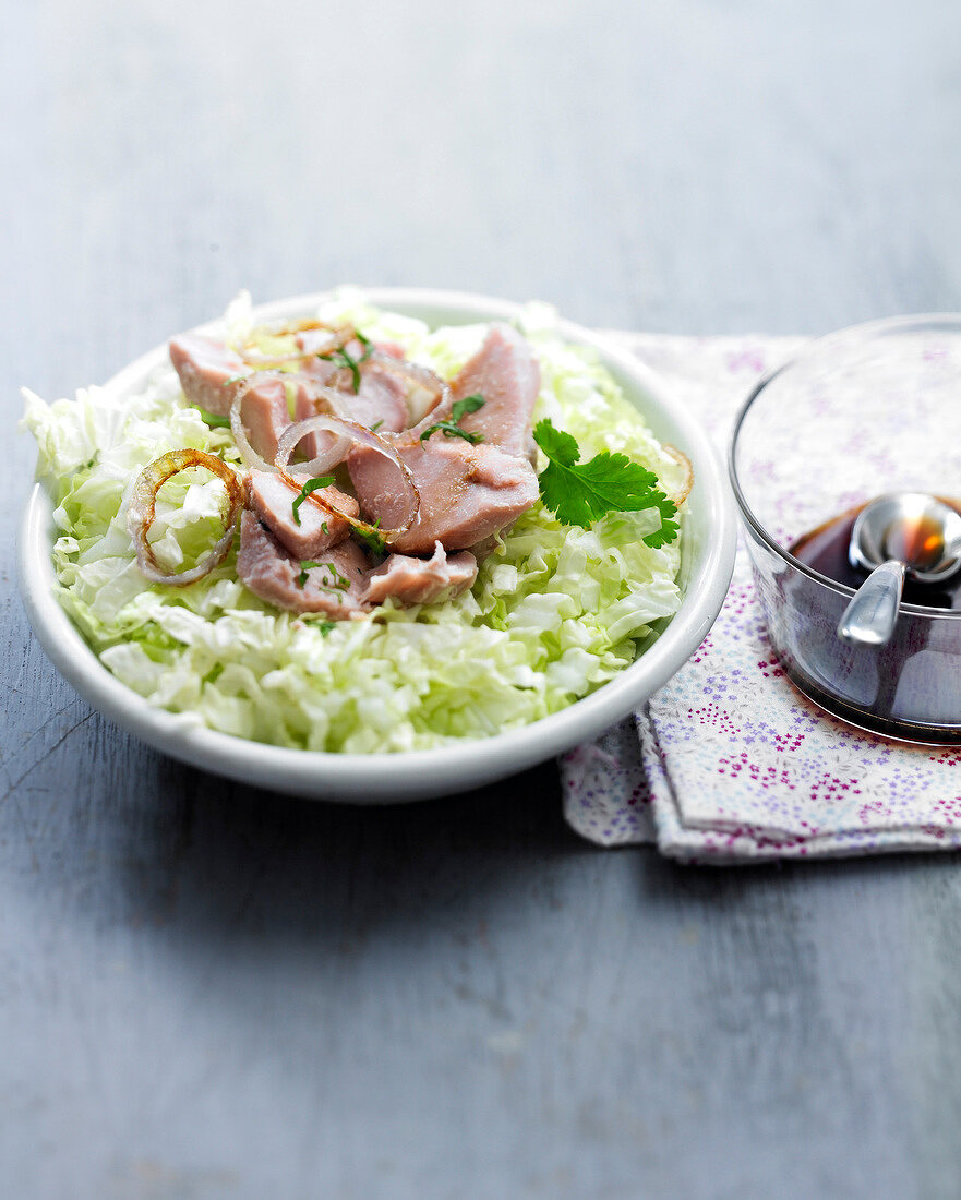 Thunfisch auf Salatbett mit Sojasauce