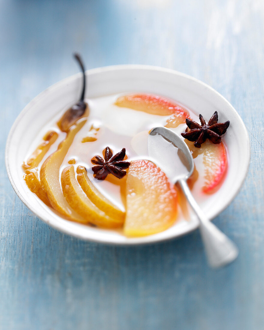 Fruchtsalat mit Apfel, Birne und Sternanis