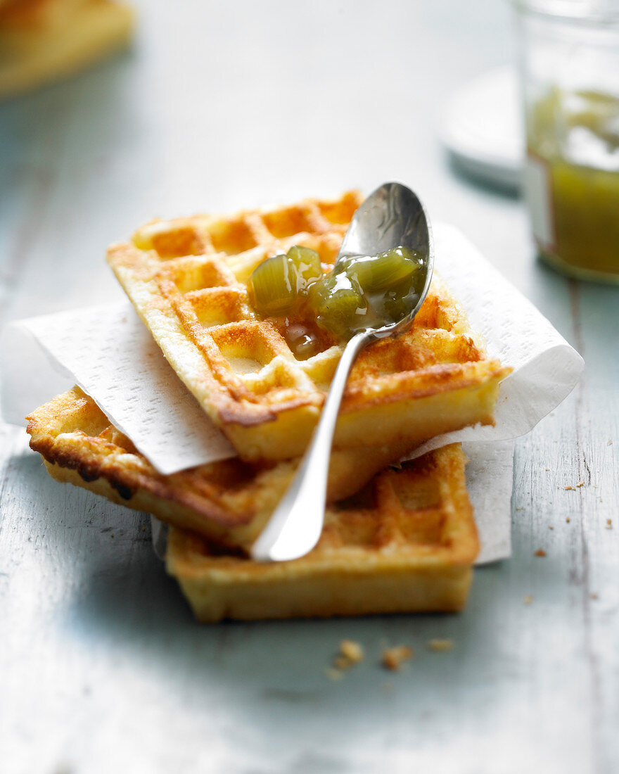 Waffeln mit Rhabarbermarmelade