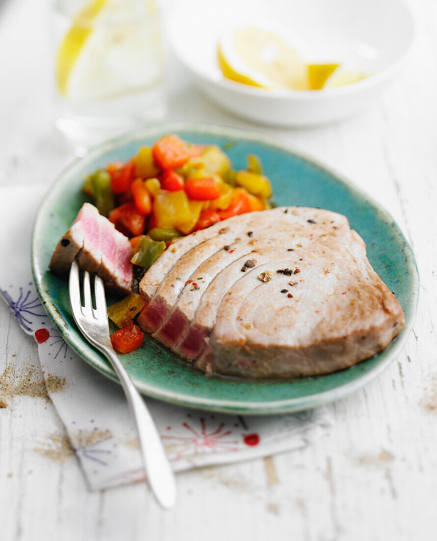 Gegrilltes Thunfischsteak mit Gemüse