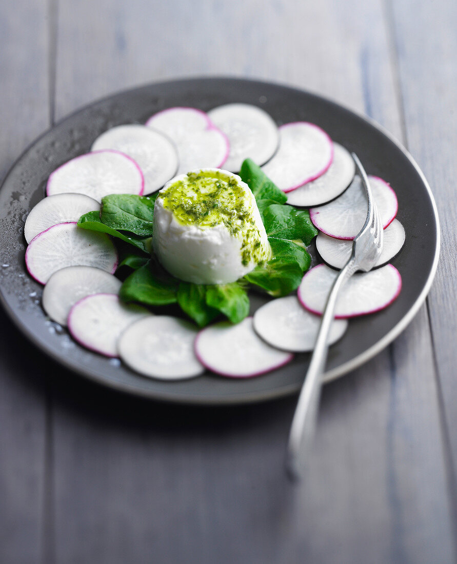 Faisselle with pesto and black and long pink radish carpaccio