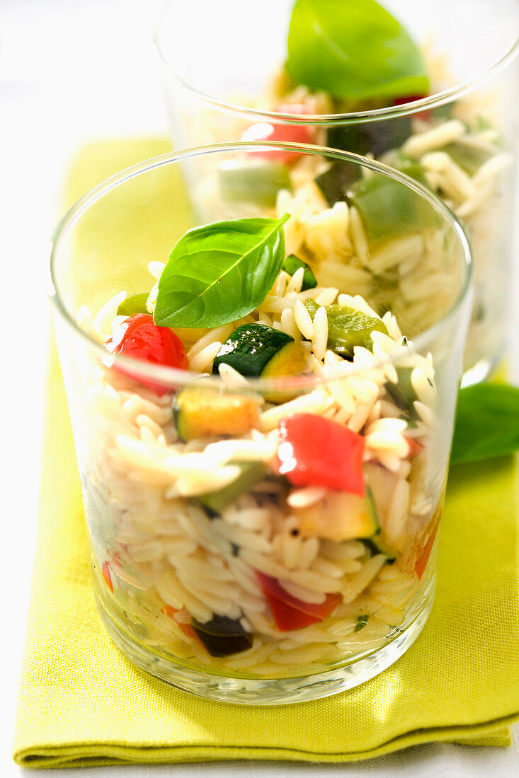 Reissalat mit Gemüse und Basilikum im Glas