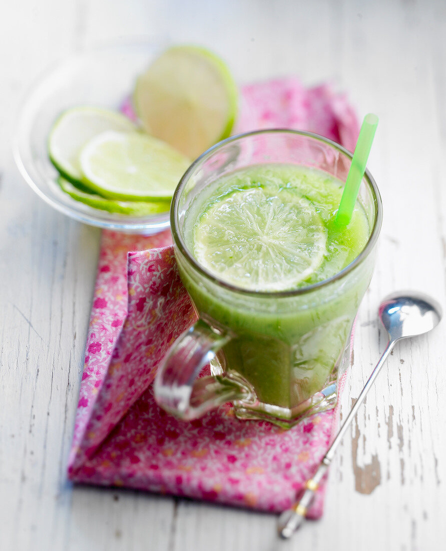 Grüne Gazpacho mit Limettenscheiben