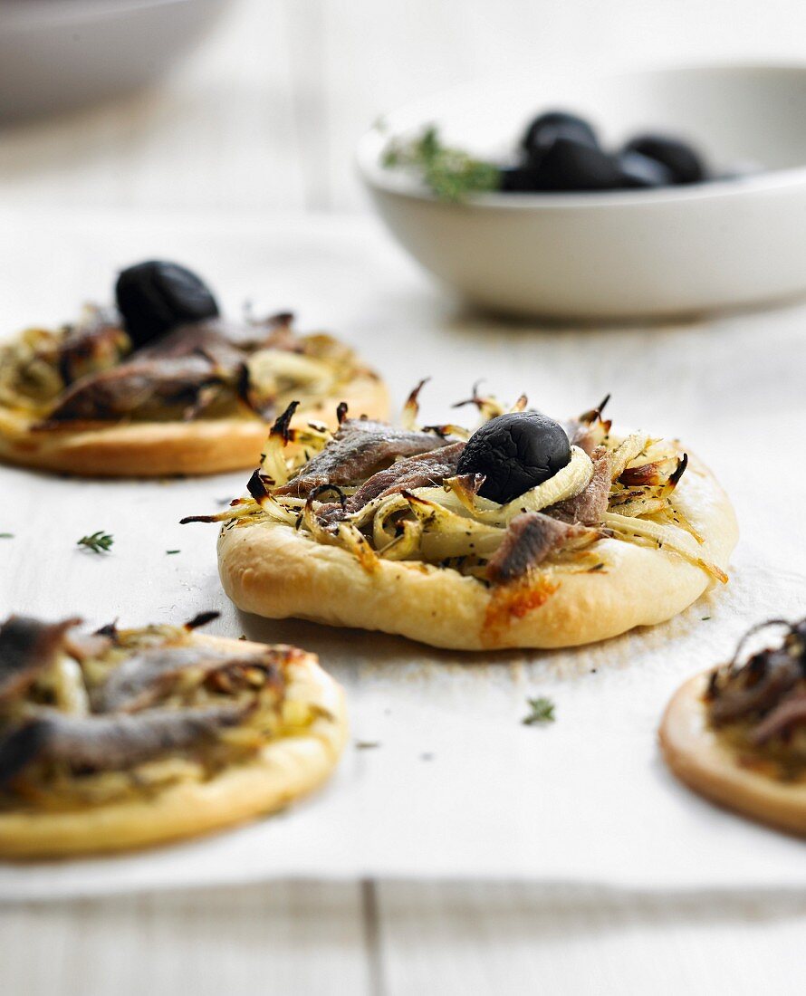 Minis pissaladières (Zwiebelküchlein mit Sardellen und Oliven, Nizza)