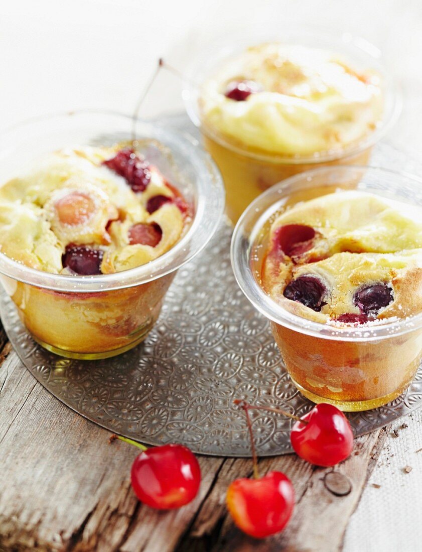 Drei Kirsch-Clafoutis in Glasschalen