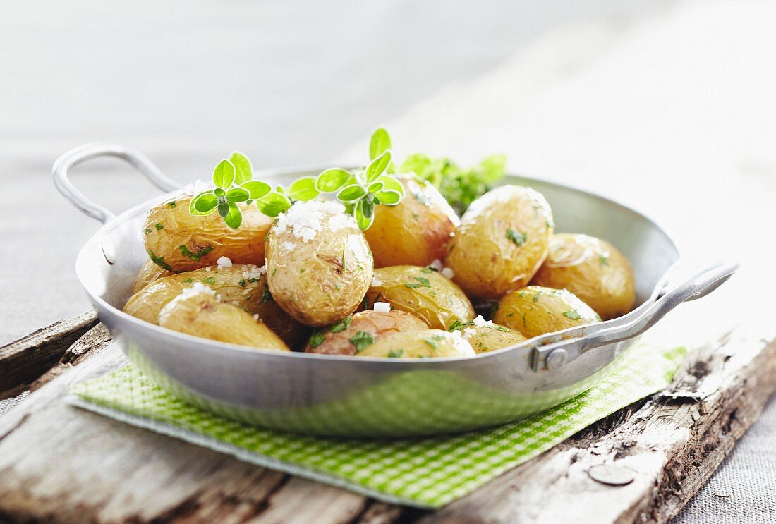 Sautierte Grenaille-Kartoffeln mit grobem Meersalz